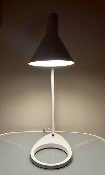 Candeeiro de mesa em Branco e Preto, estilo nordico