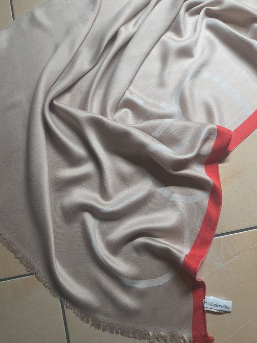 Szal Chusta CALVIN KLEIN Beżowy Logowany Czerwona Ramka Wiskoza
