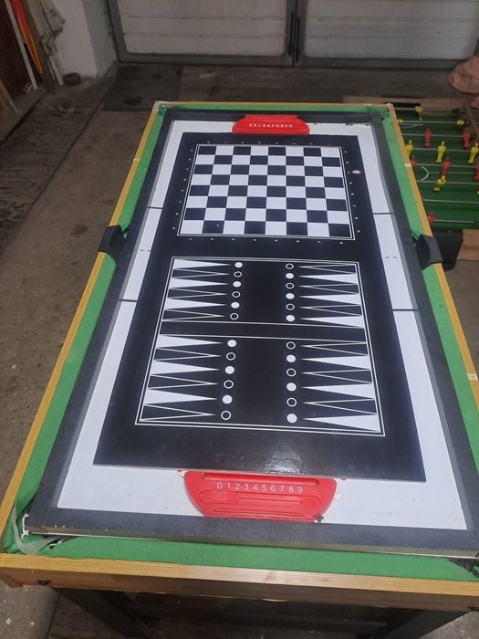 Piłkarzyki, stół bilardowy.