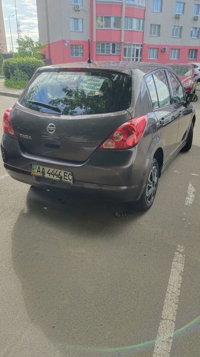 Продам Нисан тида на коробке автомат