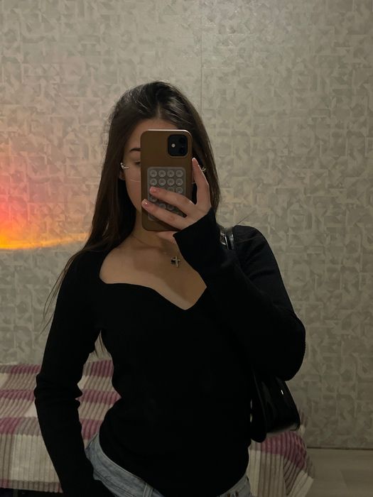 красивий топ з вирізом