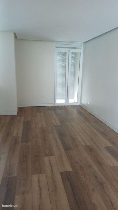 Apartamento T4 remodelado e com varandas frente ao Spacio Shopping dos
