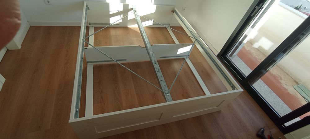 Cama Ikea com gavetas branca