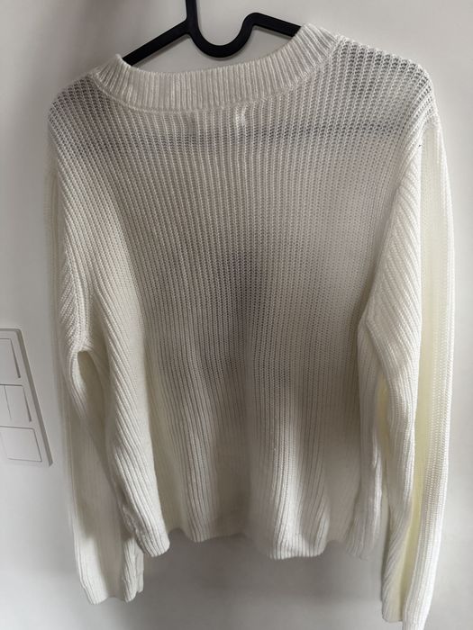 Bialy sweter Sinsay M z granatowa litera