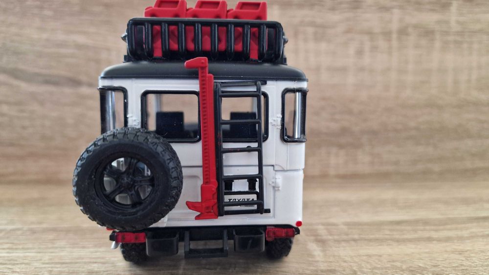 Miniatura Toyota Land Cruiser FJ40 1:24