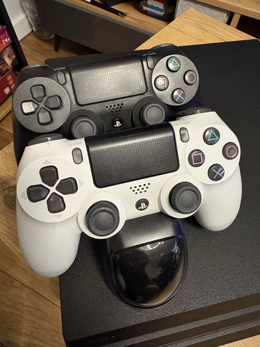 PlayStation 4 PS4 pro 1TB dwa pady + gra