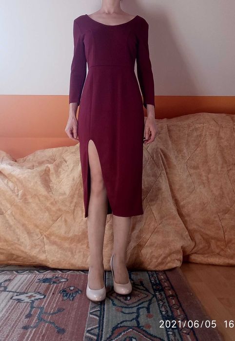 obcisła sukienka czerwona ze sporym rozcięciem przy nodze rozmiar M