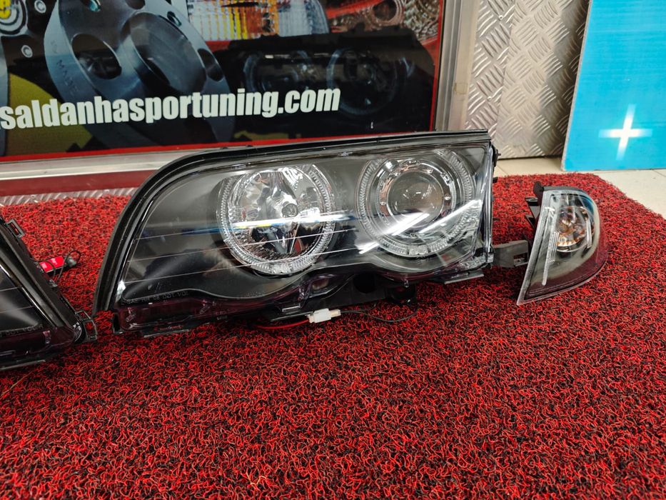 Faróis Angel Eyes LED BMW E46 | Look M3 | Pretos | Prontos a Montar