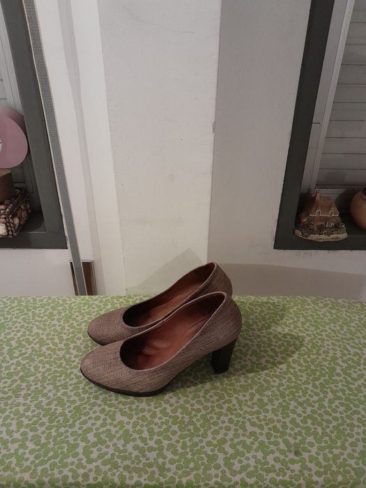 Vendo Sapatos de Senhora HISPANITAS muito bonitos como novos