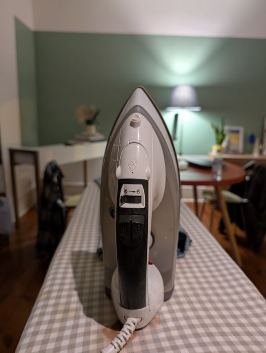 Ferro de Engomar 2200W - Eficiente e Funcional