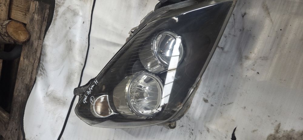 Opel astra H lampy przód komplet