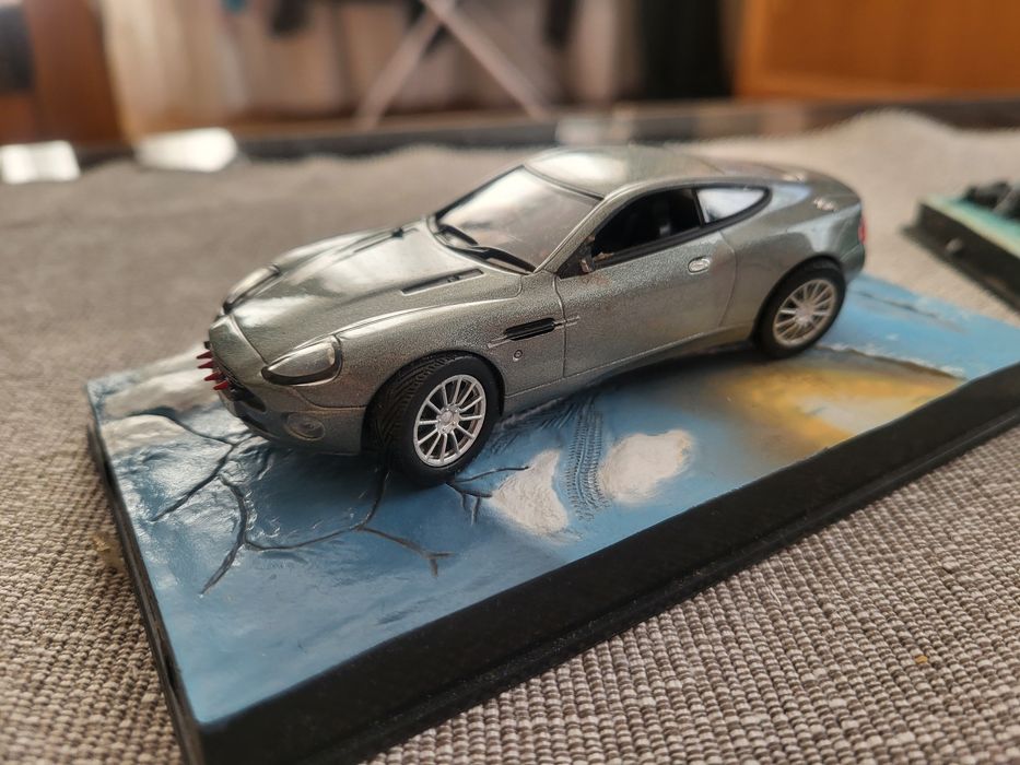 4x modele 007 James Bond 1:43
