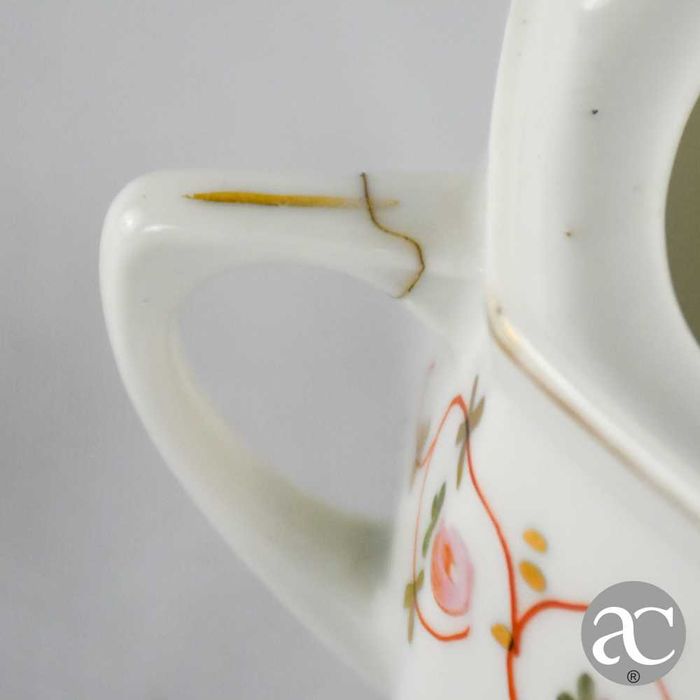 Açucareiro em porcelana Vista Alegre, com dourado