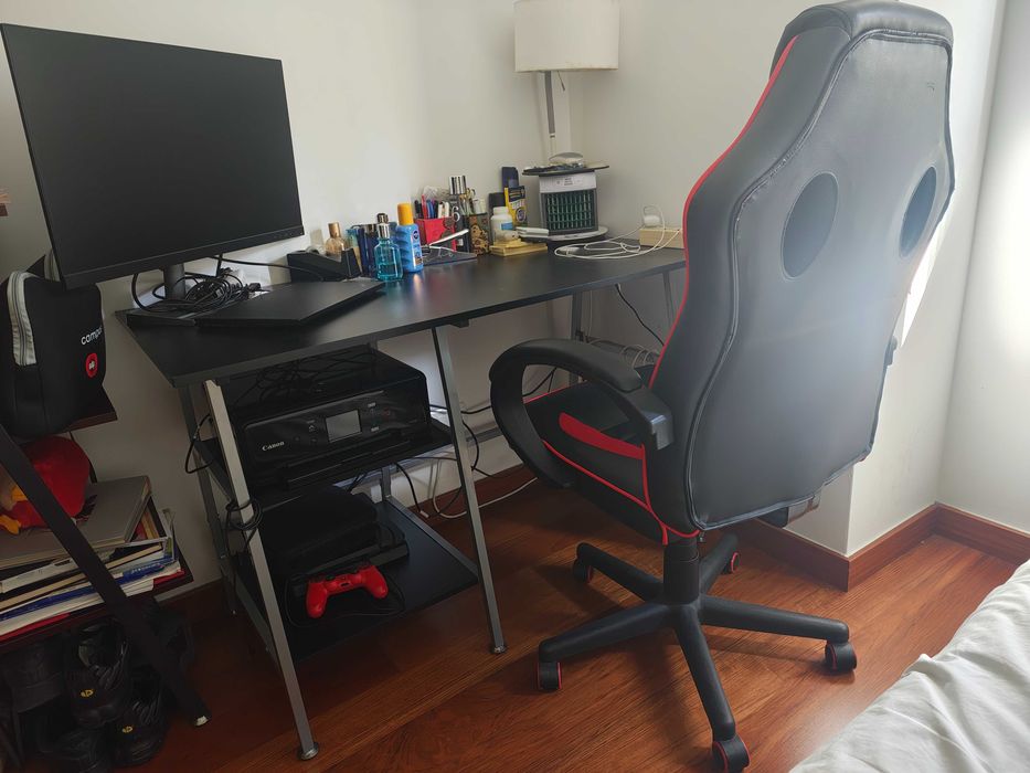 Cadeira gamer preta e vermelha