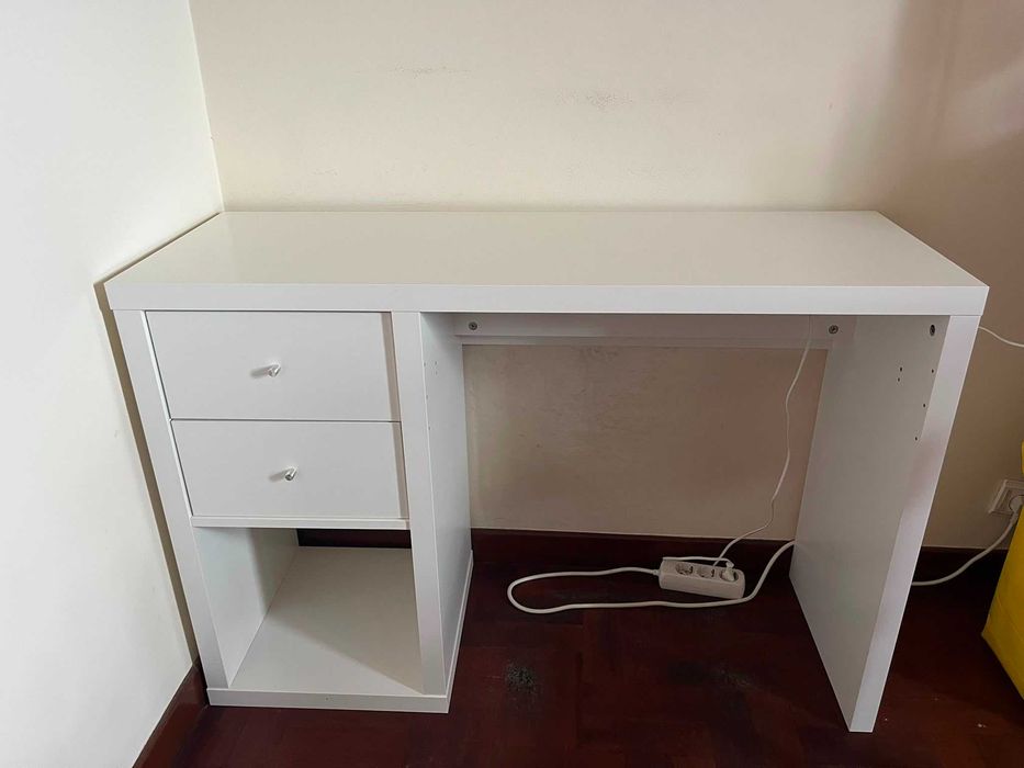 Secretária Branca IKEA – Como Nova | 111x39 cm | Arrumação + Gestão de Cabos