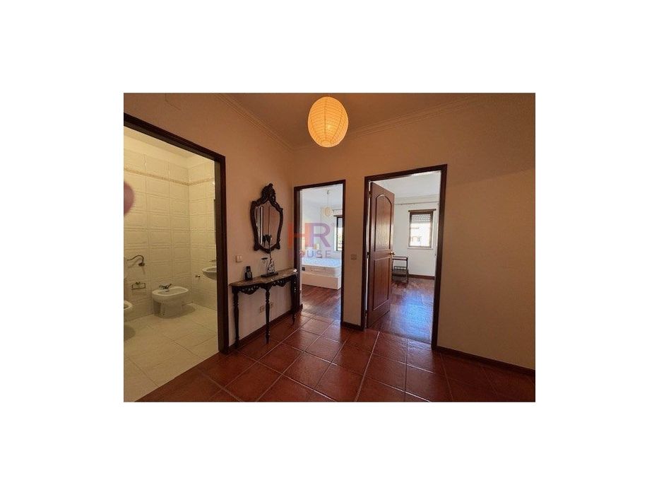 Apartamento T2 mobilado e equipado com garagem em Coimbra.