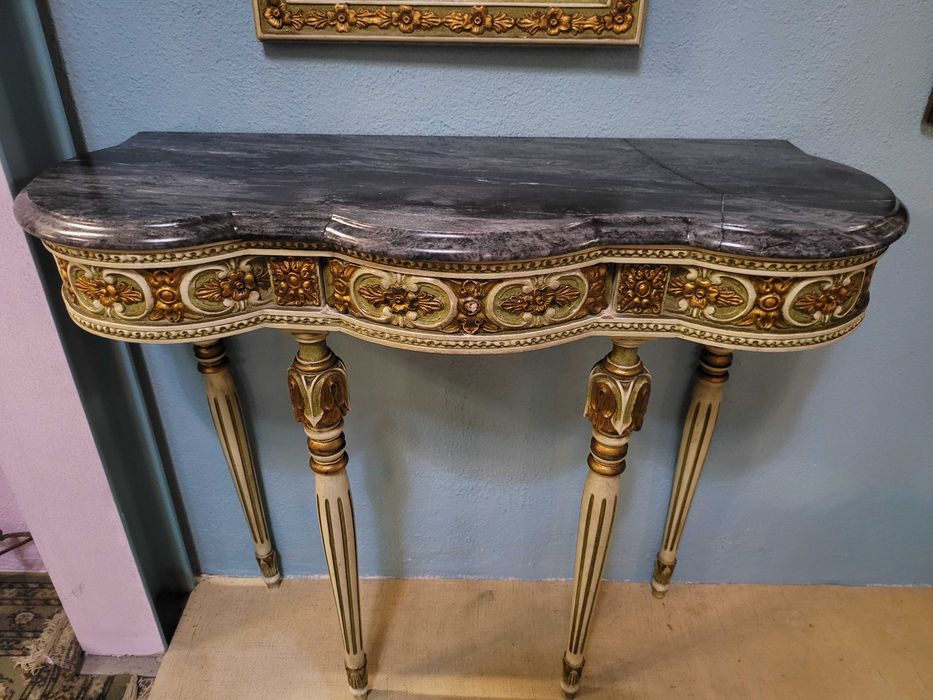 Credencia antiga em madeira com tampo em pedra