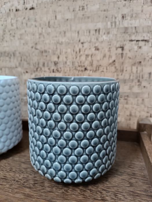 Três vasos com relevo