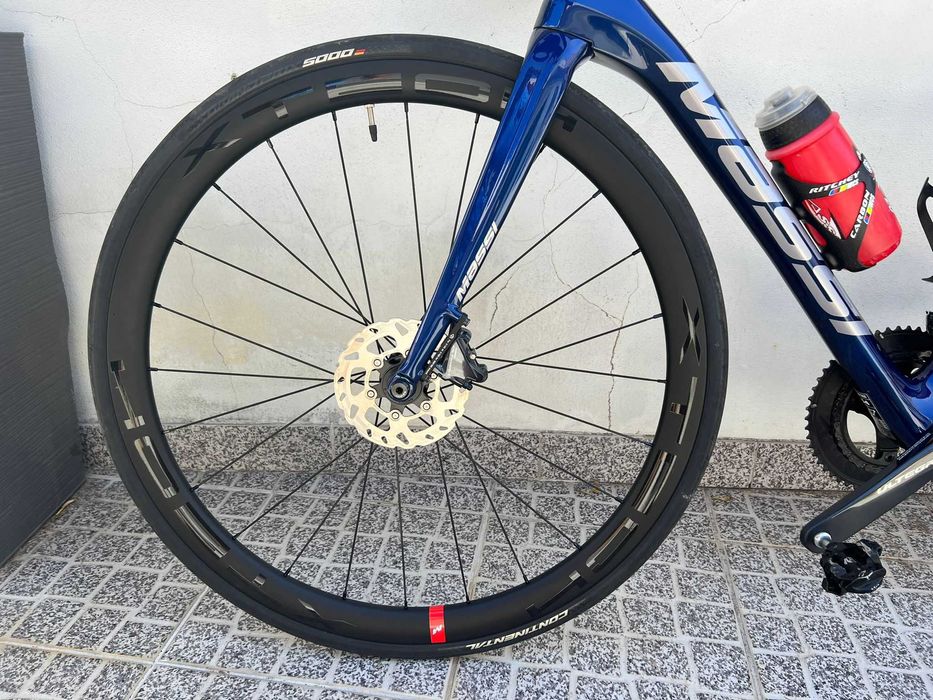 Biciclea de estrada em carbono.