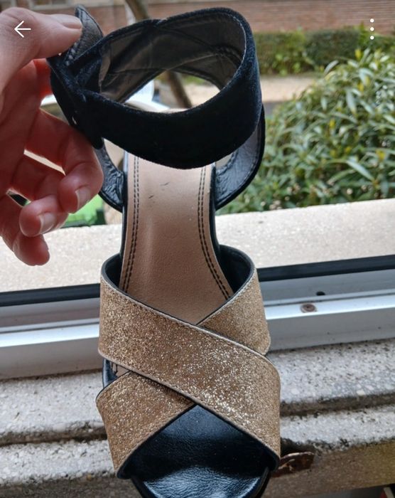 Sandalias pretas e douradas T38 da Marypaz