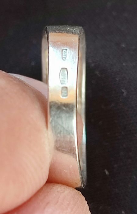 Продам серебрянные кольца с золотыми вставками.