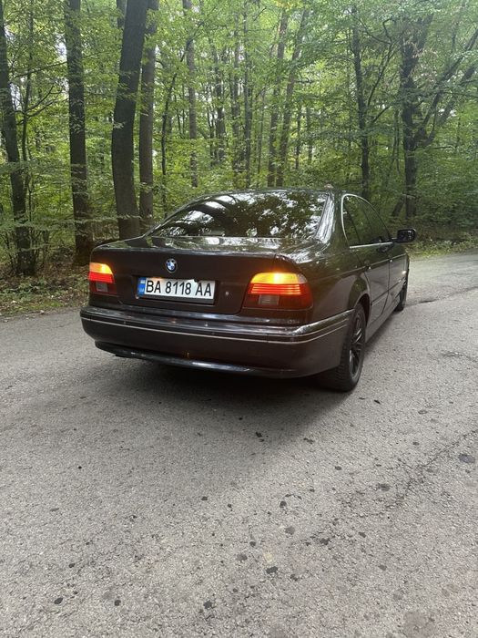 BMW E39 black sedan