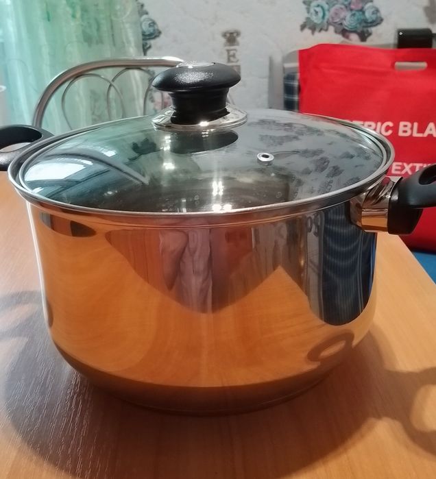 Продам кострулю  велику на 4,5 літрів та сковорідку