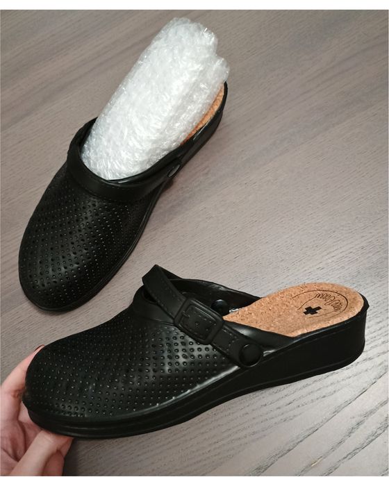 Czarne buty medyczne / klapki na podwyższeniu 4 cm r. 40–40,5