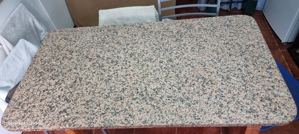 Mesa com tampo em mármore