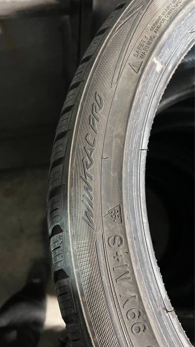 Пара зимової гуми 245/40/20