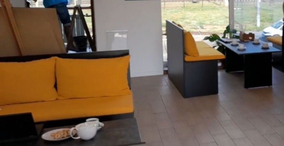 Столик , диванчик, рецепшн