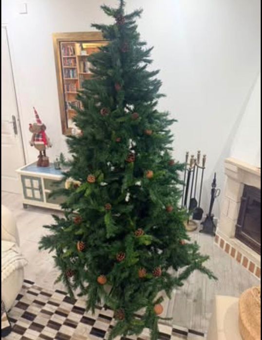 Árvore de Natal 210cm com pinhas