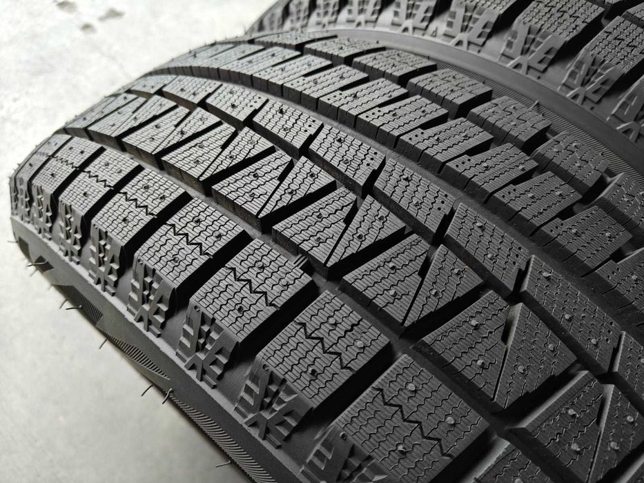 Bridgestone Blizzak R17 225/60 як НОВІ зимові шини 25рік