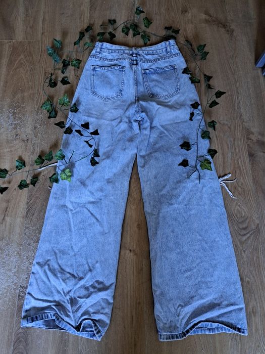 Baggy jeans z dziurami