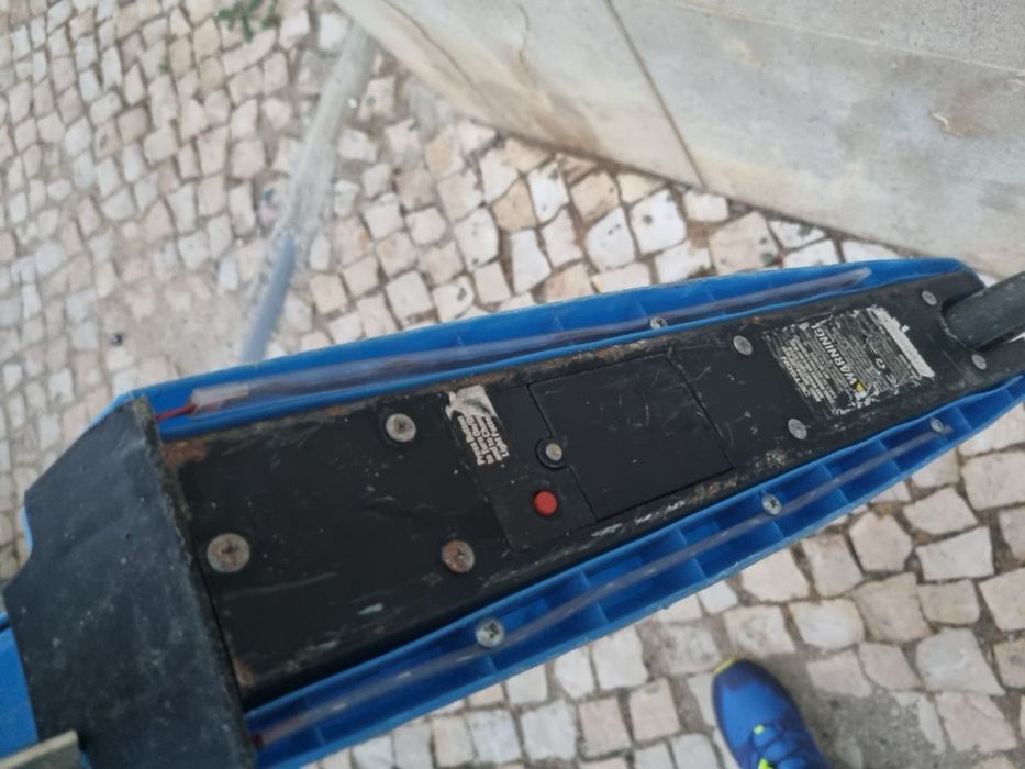 Trotinete Infantil Dobrável com Luz de Fundo – Excelente Estado!