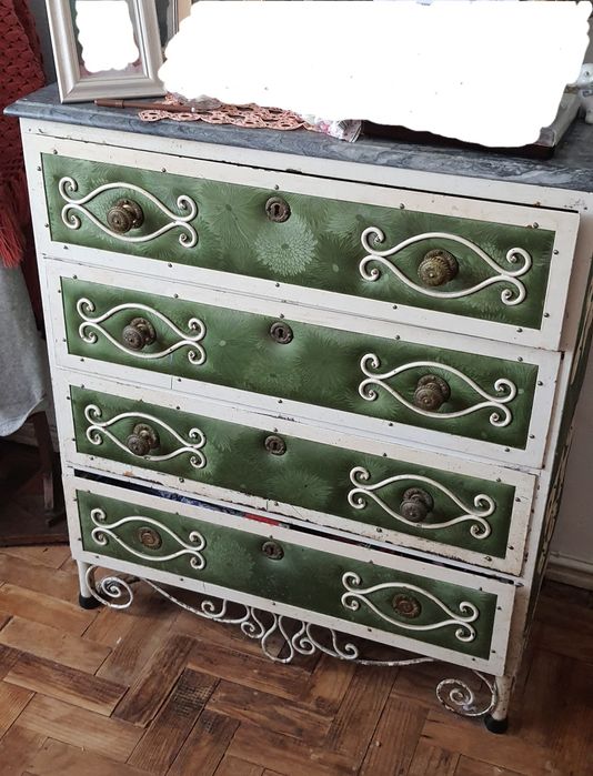 Cómoda vintage em ferro com detalhes em napa