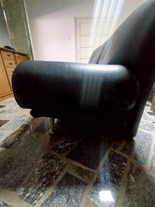 Sofá em pele preto em bom estado