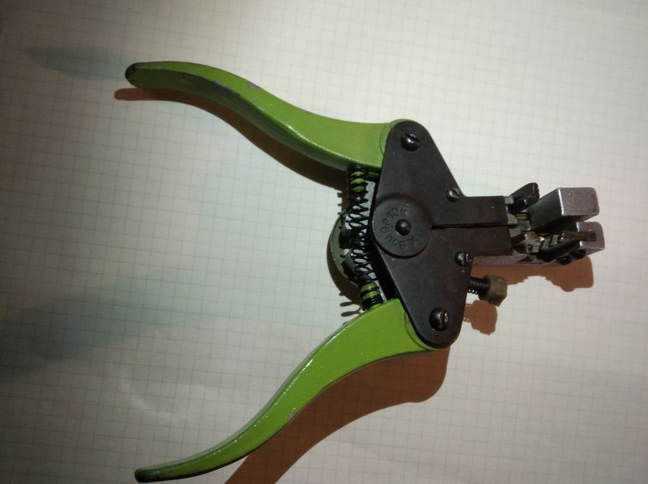 Przyrząd do zdejmowania izolacji z przewodów elektrycznych