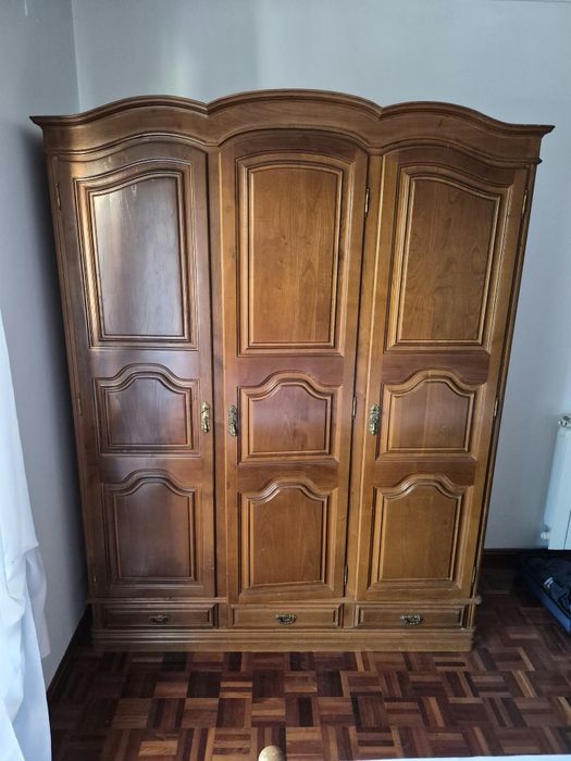 Quarto com cama (2m × 1,80m), 2 mesas de cabeceira e roupeiro.
