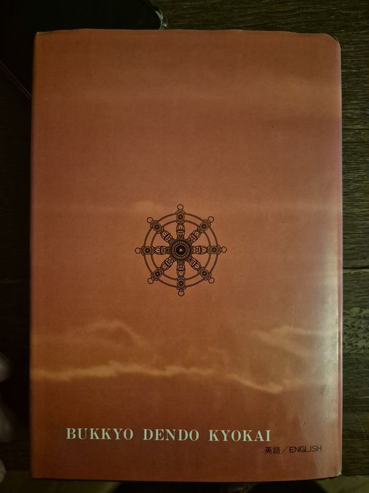 Ksiazka po angielsku w twardej oprawie The teaching of Budda. Jak nowa.
