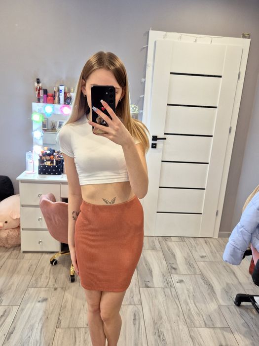 Krótka dopasowana spódniczka