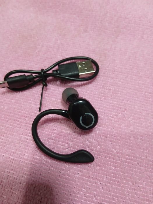 Безпроводной,Bluetooth наушник с заушним креплением.