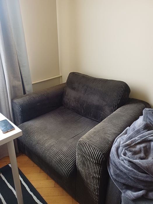 Ciemny fotel używany