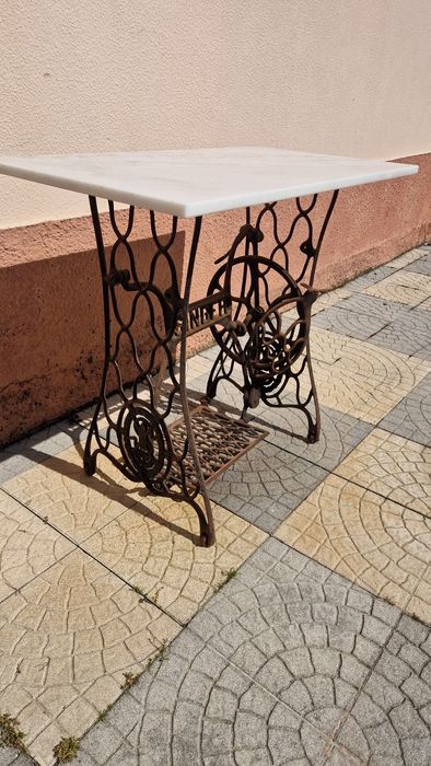 Mesa em mármore com pés de máquina singer