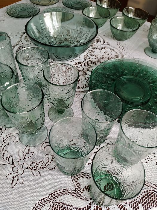 Ręcznie robiona szklana zastawa z motywem gałązek oliwnych