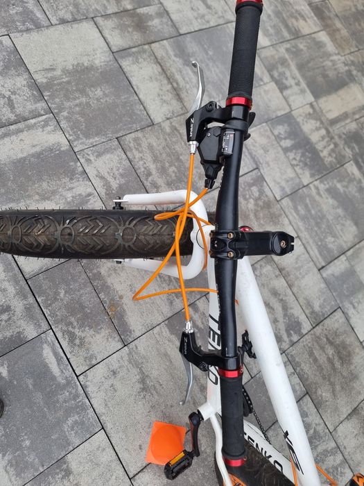 Rower górski na szerokich kołach