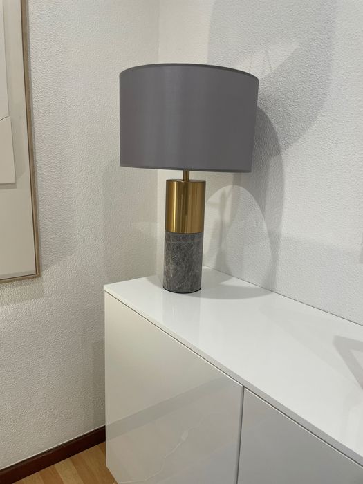 Candeeiro de mesa em marmore