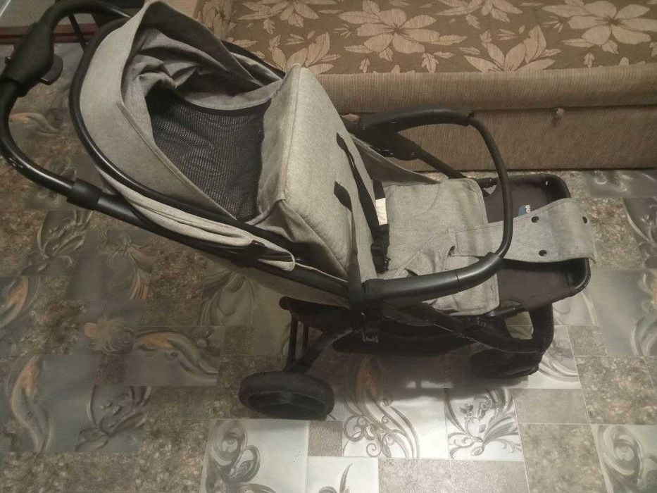 Детская прогулочная коляска