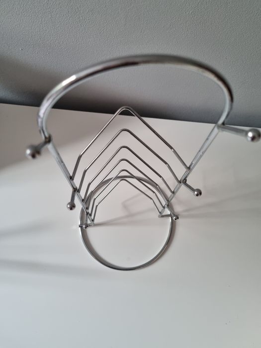 Metalowy stojak na talerzyki