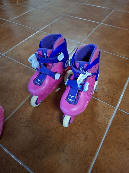 Patins em linha e capacete rosa